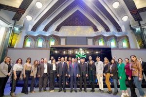 Read more about the article A photo of the creators of the Iraqi Fashion House with the Prime Minister Mustafa Al-Kazemi and the Minister of Culture, Tourism and Antiquities, Dr.Hassan Nazim after the brilliance of the house in