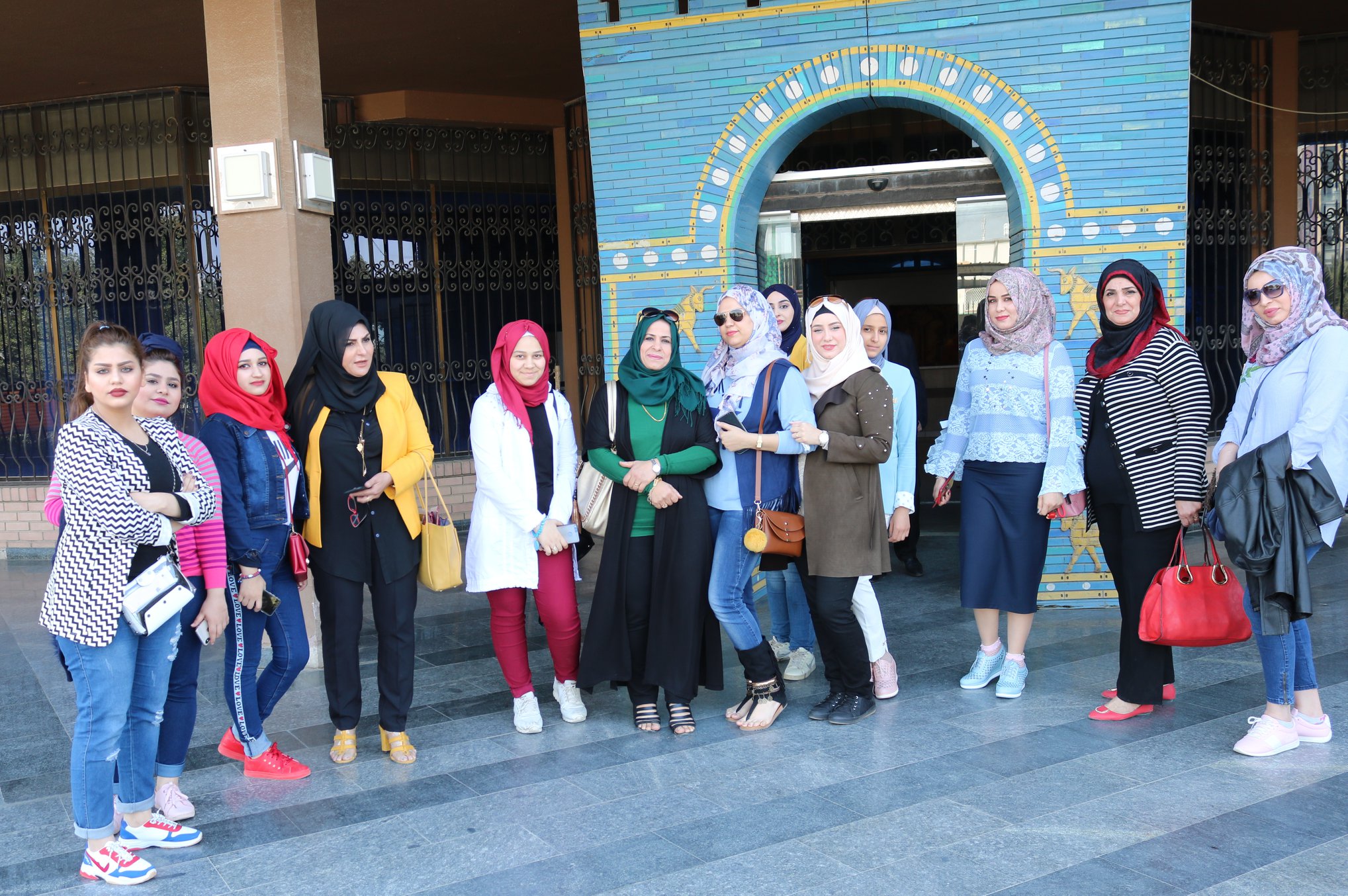 You are currently viewing مجموعة طالبات معهد الفنون الجميلة في رحاب الدار العراقية للازياء