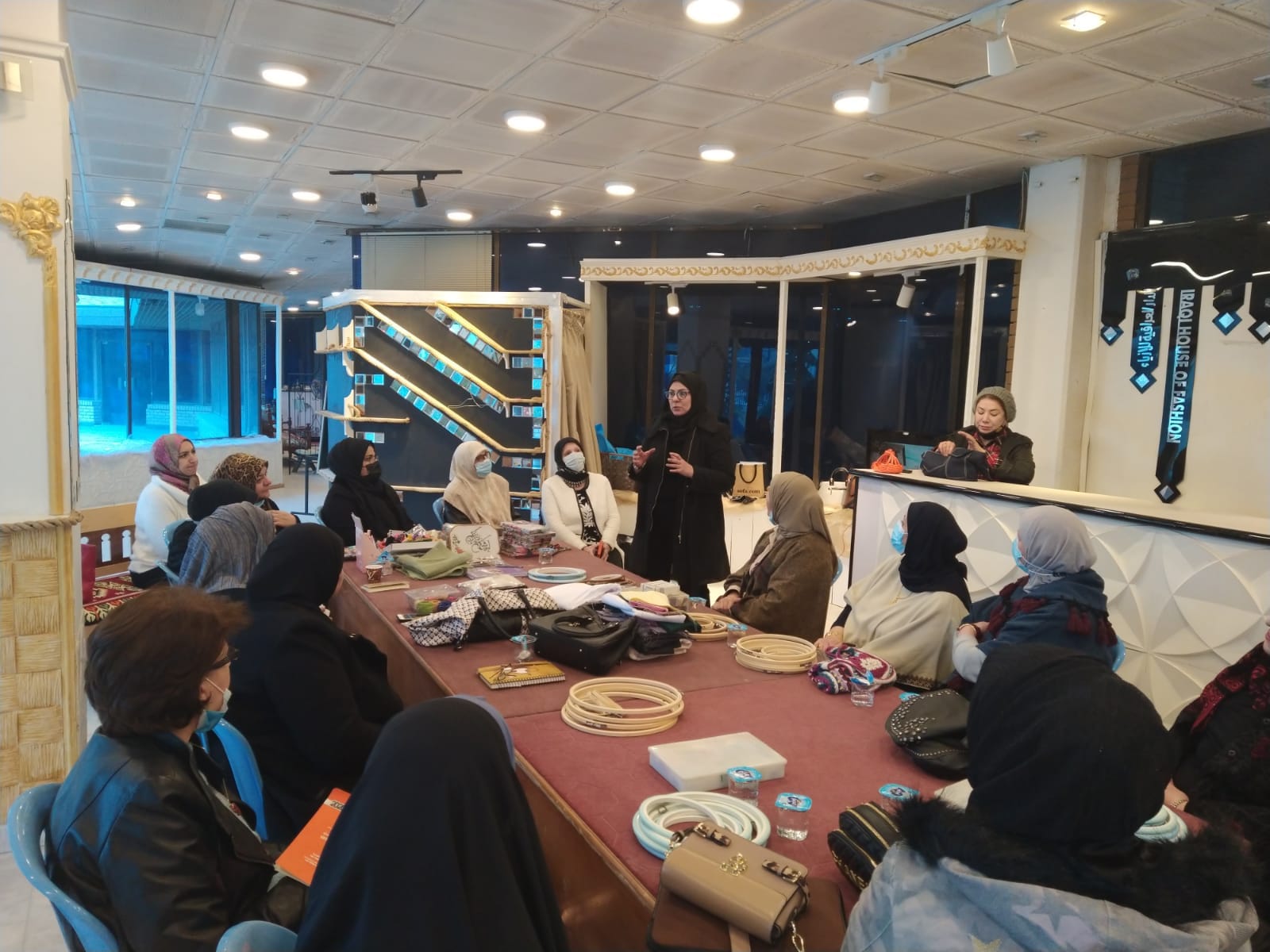 You are currently viewing دورة تطويرية مجانية لتعليم فن الاعمال اليدوية في الدار العراقية للازياء