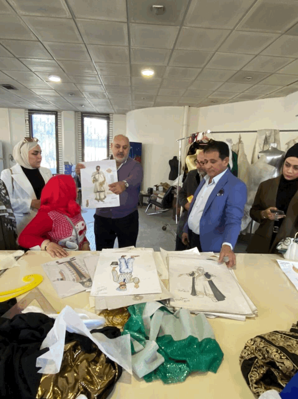You are currently viewing Students of the Institute of Applied Arts in the Iraqi Fashion House