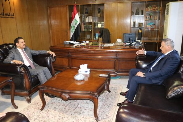 You are currently viewing The Director General of the Iraqi Fashion House receives the Director General of the General Company for Textile and Leather Industries