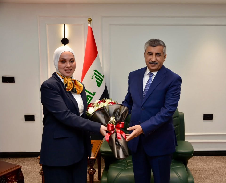You are currently viewing مدير عام الدار العراقية للأزياء تهنّئ وزير الثقافة البروفيسور الدكتور ياسين العيثاوي بمناسبة تسنّمه منصبه الجديد